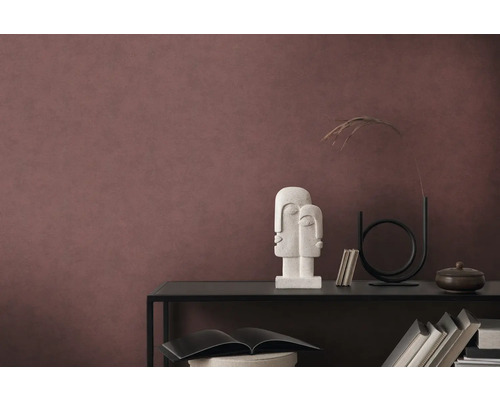 Dekorativt arrangemang på en svart hylla framför en vägg