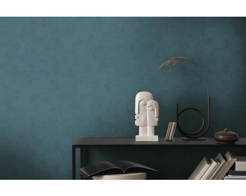 Vardagsrum med mörkgrön vägg och konsol med dekorationer