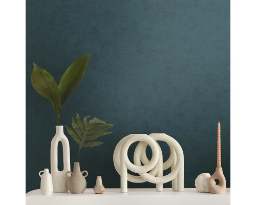 Dekorativa vaser och ljusstakar på en hylla