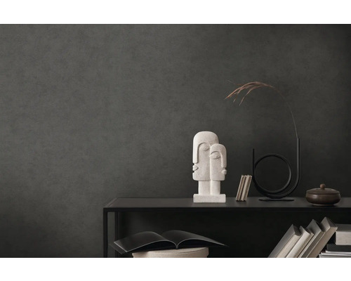 Dekorativ väggdesign med mörk vinyltapet i interiör