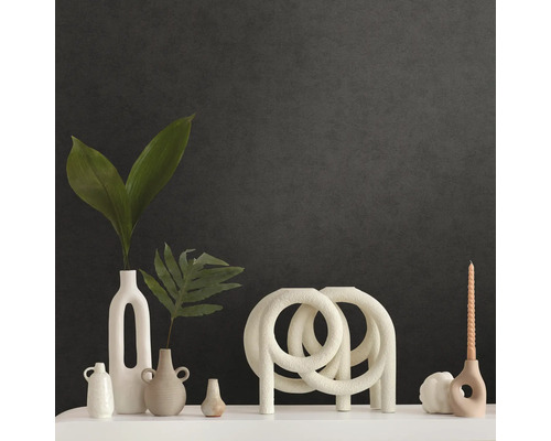 Dekorativa vaser, ljusstakar och ljus på en hylla