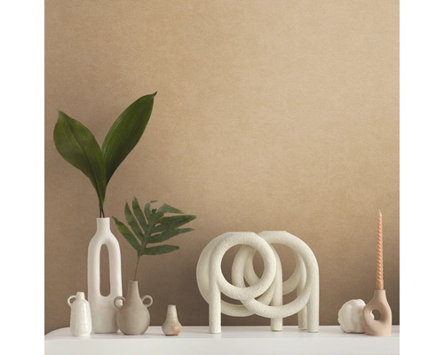 Dekorativ arrangemang med vaser, ljus och växter på ett bord