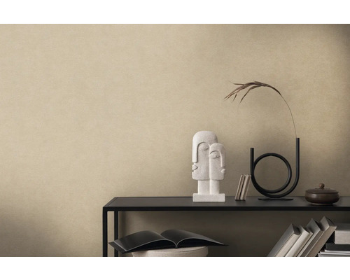 Närbild av en beige non-woven tapet med dekoration på en hylla