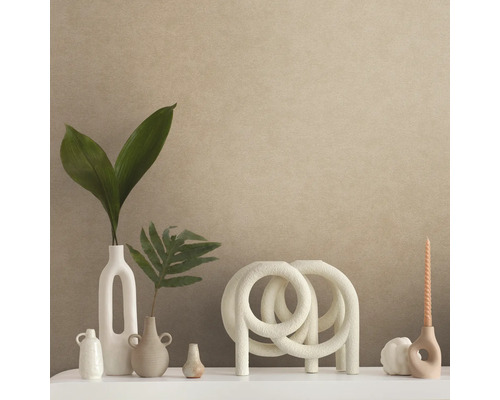 Dekorativt stilleben med vaser, ljus och abstrakt objekt på en hylla