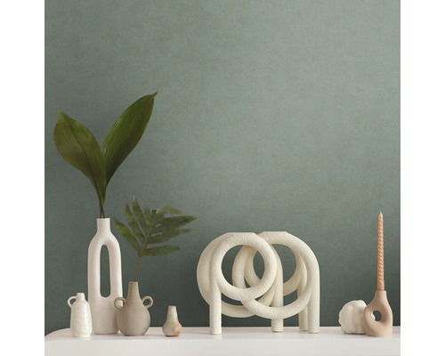 Dekorativa vaser och ljusstakar på en hylla