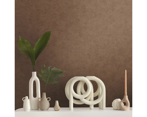 Dekorativ scen med vaser, ljus och dekorativa föremål på en vit yta