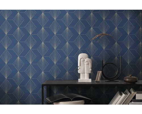 Dekorativt rum med geometrisk tapet, skulptur och böcker på en hylla