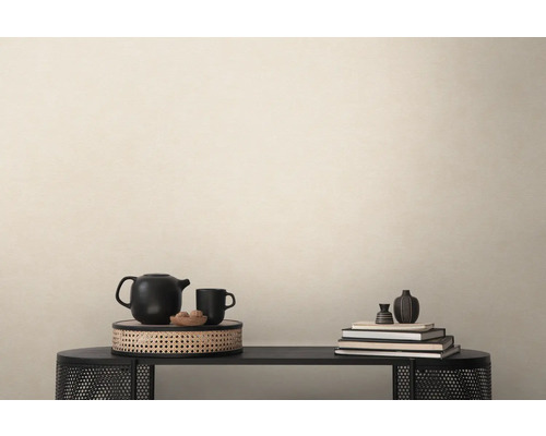 Dekorativt stilleben på ett bord med tekanna, kopp, skål, böcker och vaser