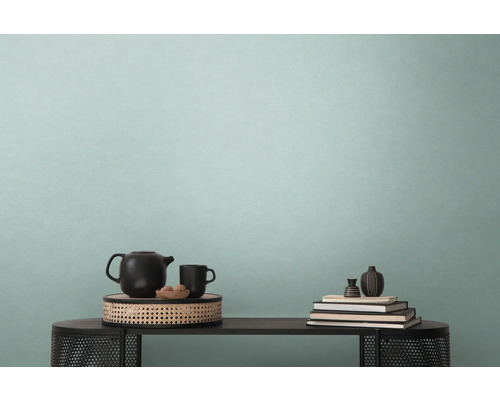 Dekorativ scen med tekanna, kopp, skål med innehåll och små vaser på ett bord