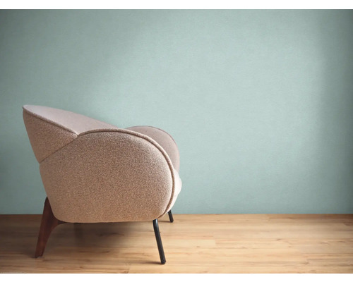 Fåtölj med vadderad klädsel och träben