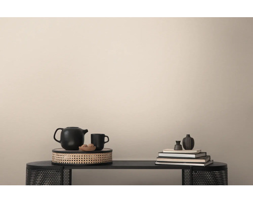 Dekorativa föremål på ett bord med en vägg i bakgrunden