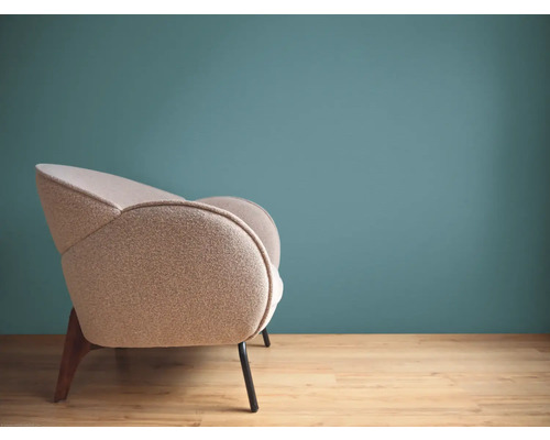 Beige fåtölj med träben på trägolv