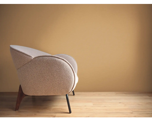 Vadderad fåtölj med träben i vardagsrummet