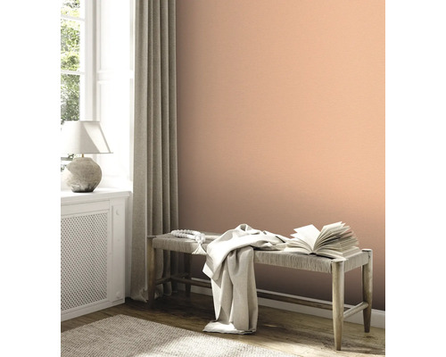 Dekorativ väggdesign med enfärgad tapet i ett ljust rum.