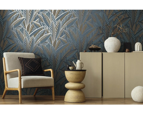 Dekorativt vardagsrum med mönstrad tapet, fåtölj och sidobord