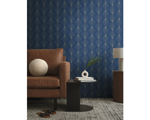 Vardagsrum med mönstrade tapeter, soffa, sidobord och lampa