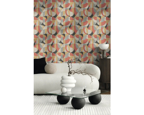 Vardagsrum med geometrisk tapet, soffa och soffbord