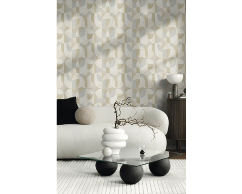 Vardagsrum med geometrisk tapet, soffa och soffbord