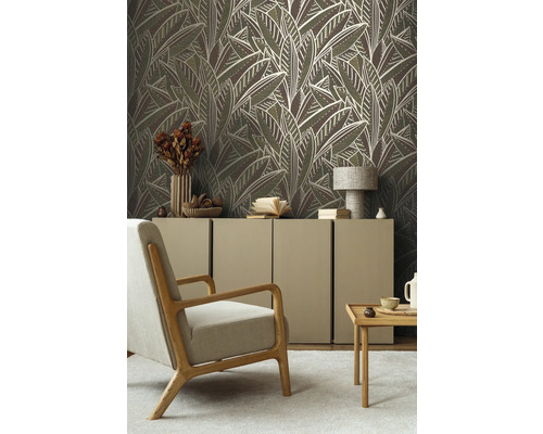Inredningsidé med blommig non-woven tapet, fåtölj och skänk