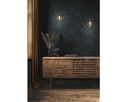 Vardagsrum med träskänk, dekorationer och mönstrad tapet.