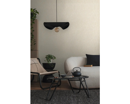 Vardagsrum med modern lampa, soffa och dekoration