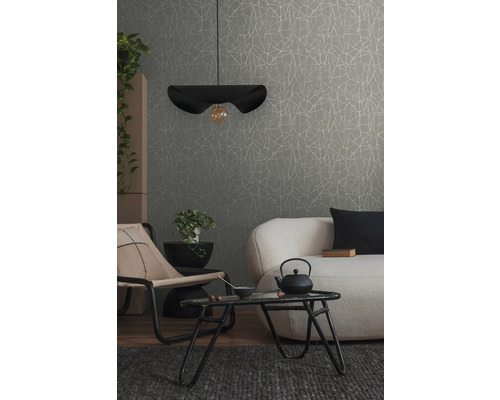 Vardagsrum med grå mönstrad tapet, svart hängande lampa och vita möbler