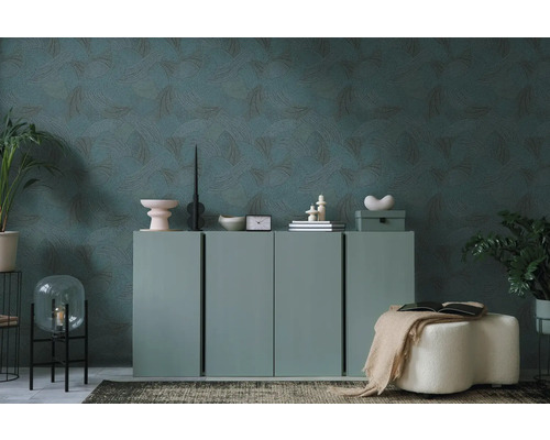 Vardagsrum med byrå, dekoration och mönstrad tapet