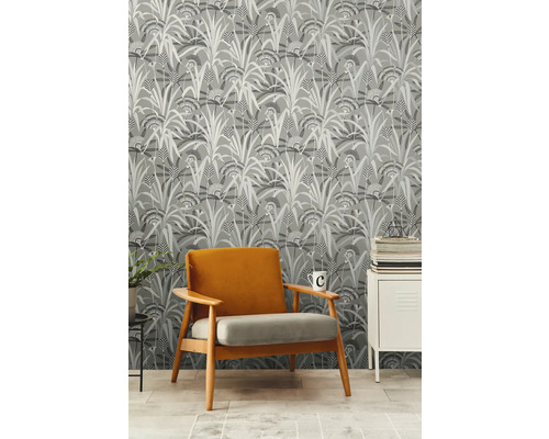 Rum med grå tapeter, fåtölj och skåp