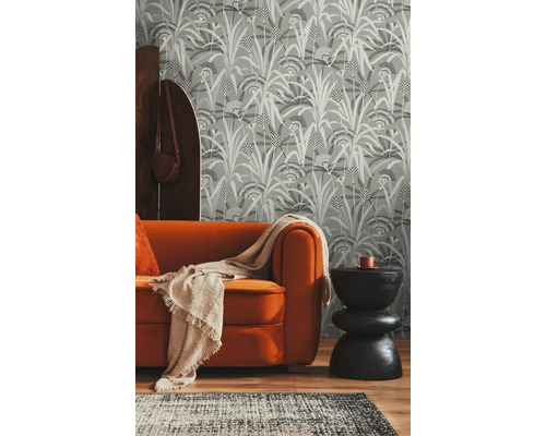 Vardagsrum med mönstrad tapet, soffa och matta