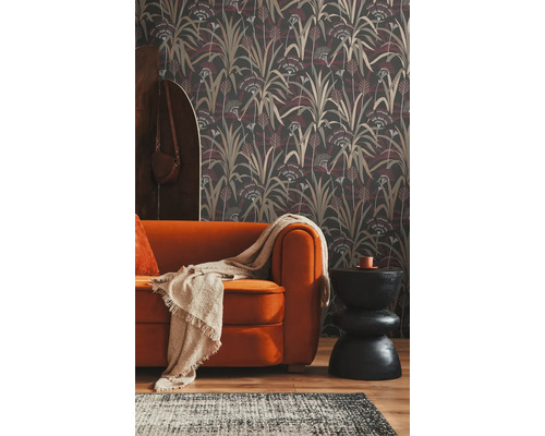 Dekorativt vardagsrum med blommig tapet, soffa och sidobord
