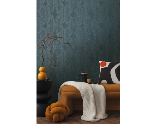 Scen med mönstrad tapet, sidobord, bänk och dekorativa tillbehör för inredning