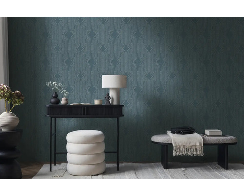 Dekorativ inredning med tapet, konsolbord, lampa och sittplats