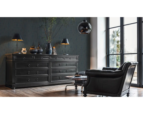 Vardagsrum med byrå, fåtölj och sidobord