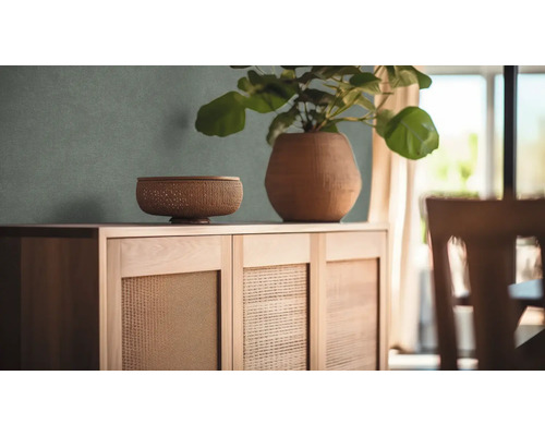 Skänk med flätat mönster framtill, med en skål och en kruka med en växt ovanpå