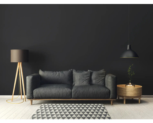 Vardagsrum med grå soffa, golvlampa, pendellampa och matta