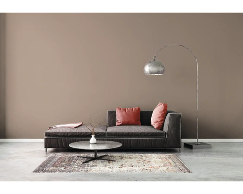 Vardagsrum med soffa, soffbord, matta och golvlampa