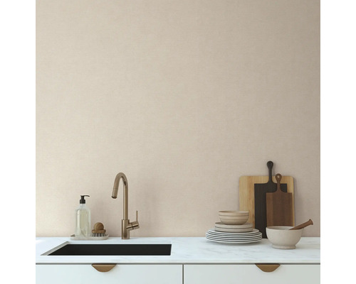 Diskho med blandare, diskmedel, porslin och skärbrädor på en bänkskiva