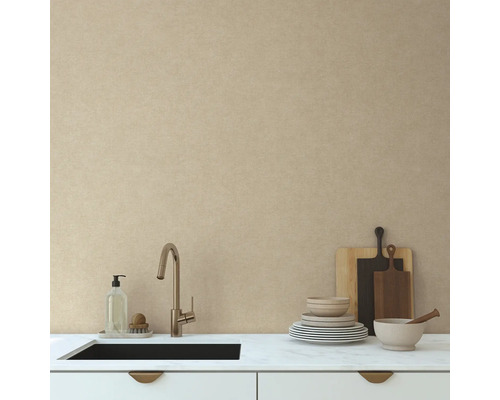 Köksscen med diskho, blandare, disk och skärbrädor på en bänkskiva i marmor