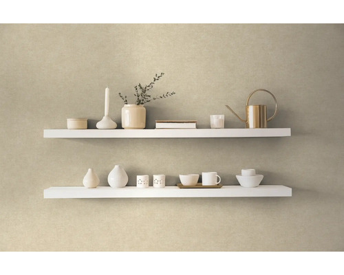 Två vita hyllor med dekorativa föremål på en vägg