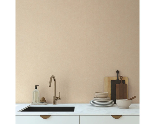 Köksscen med diskho, blandare, porslin och skärbrädor på en köksbänk.