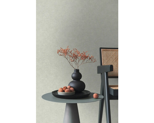 Dekorativt arrangemang med vas, torkade blommor och litchi på ett bord