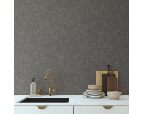 Köksscen med diskho, blandare, disk, skärbrädor och grå strukturtapet