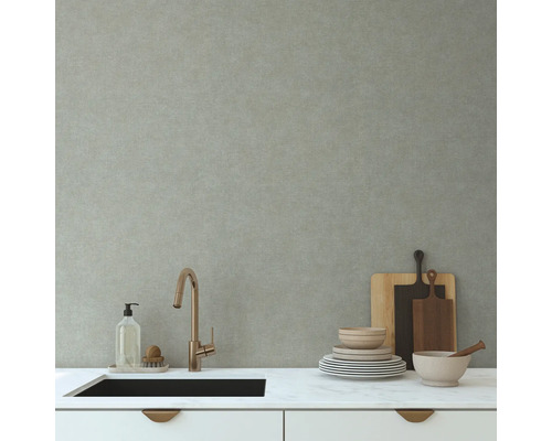 Modernt kök med diskho, blandare, porslin, skärbrädor och texturerad bakgrund