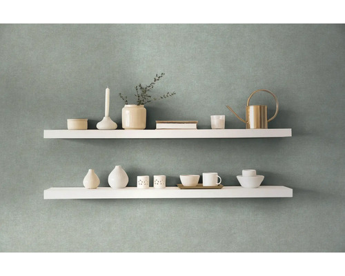 Dekorativ väggdesign med två vita vägghyllor och olika dekorativa föremål