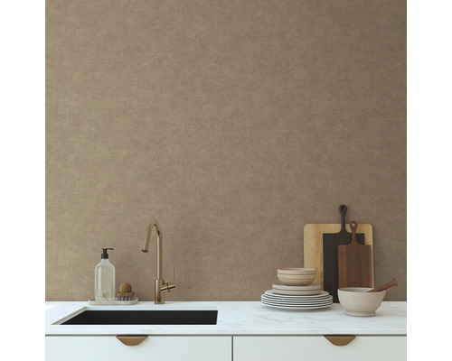 Köksscen med diskho, blandare, disk, skärbrädor och tvålautomat på en vit bänkskiva framför en väggbeklädnad