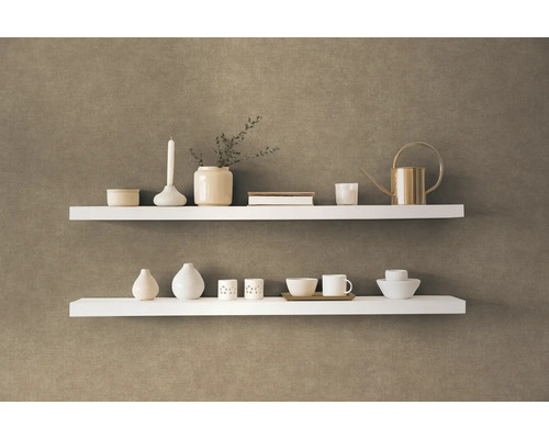 Två vita hyllor med dekorativa föremål på en vägg