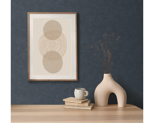 Dekorativ bild med geometrisk design i träram ovanför ett skrivbord