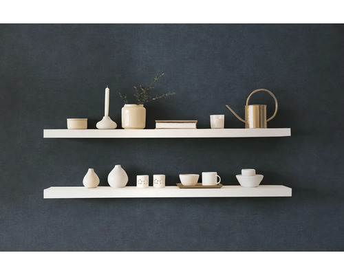 Två hyllor med dekorativa föremål på en vägg