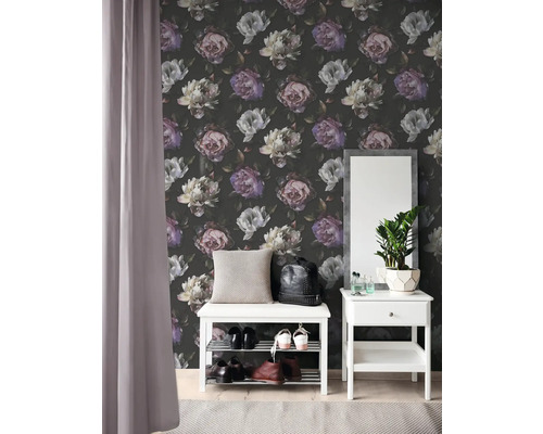 Entré med blommig tapet, bänk med skohylla och spegel