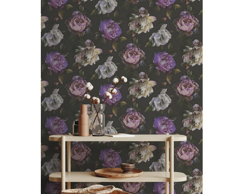 Mönstrad tapet med blommönster och hylla
